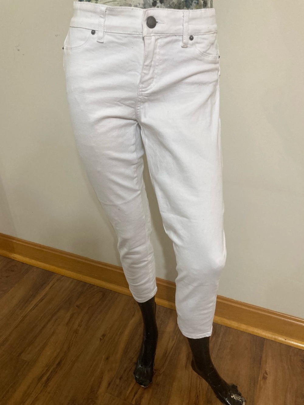 Women’s White Slim Crop Jeans
Item# SScpc16